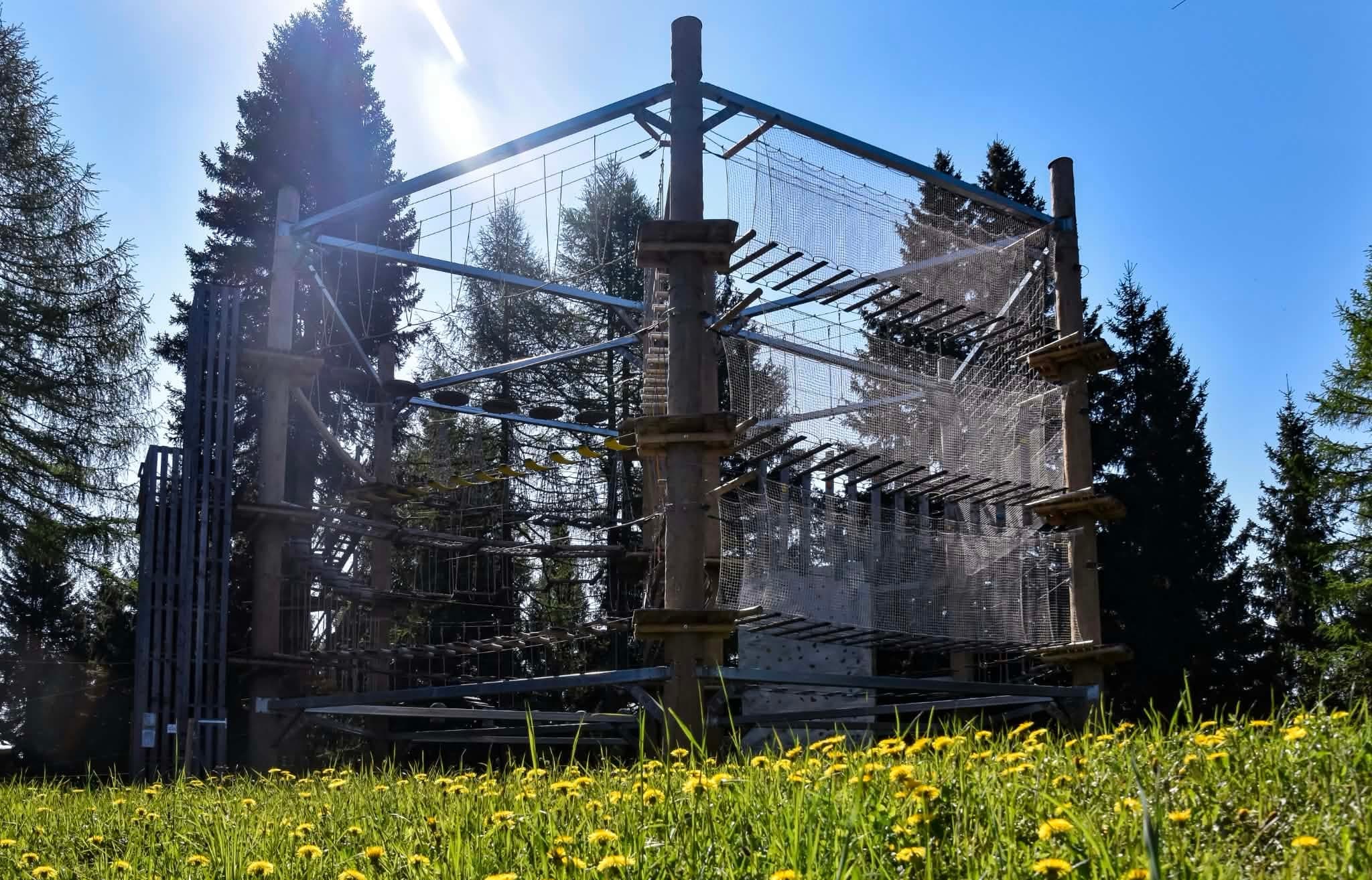 Pustolovski park med smrekami
