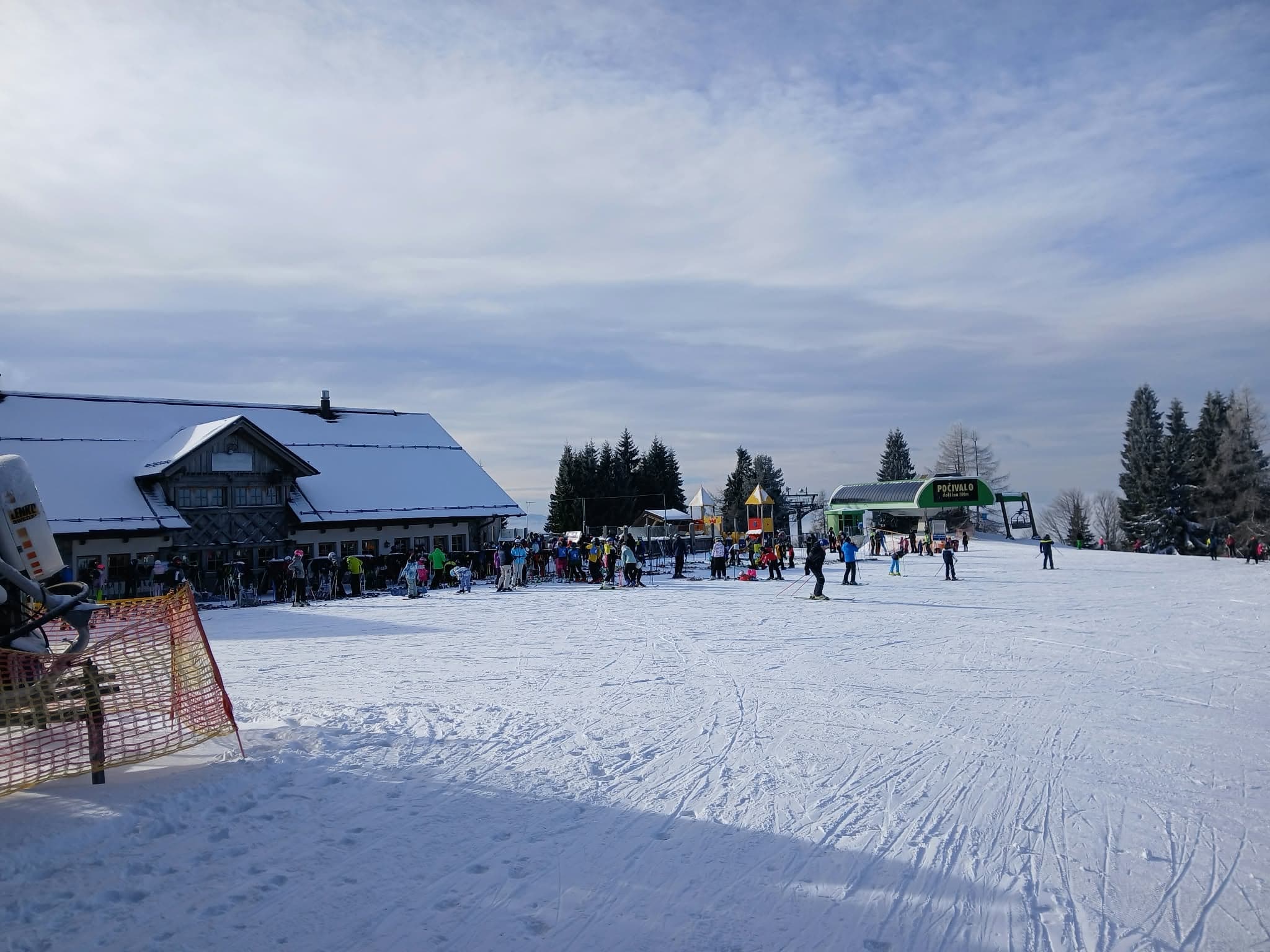 Smučišče s kočo in obiskovalci