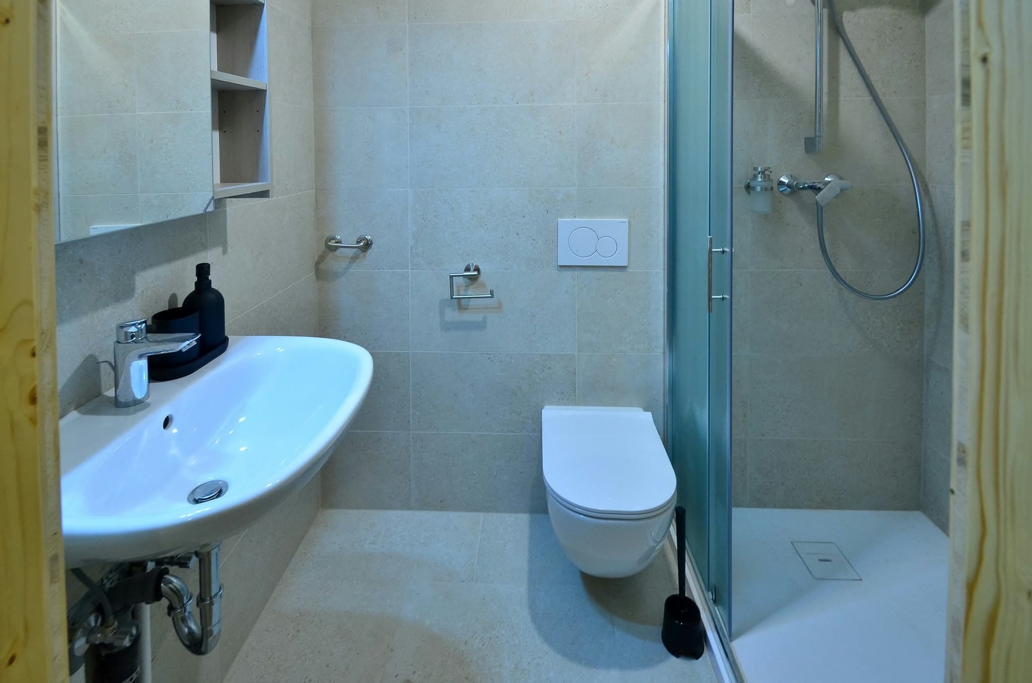 Apartma 1: Kopalnica s tušem