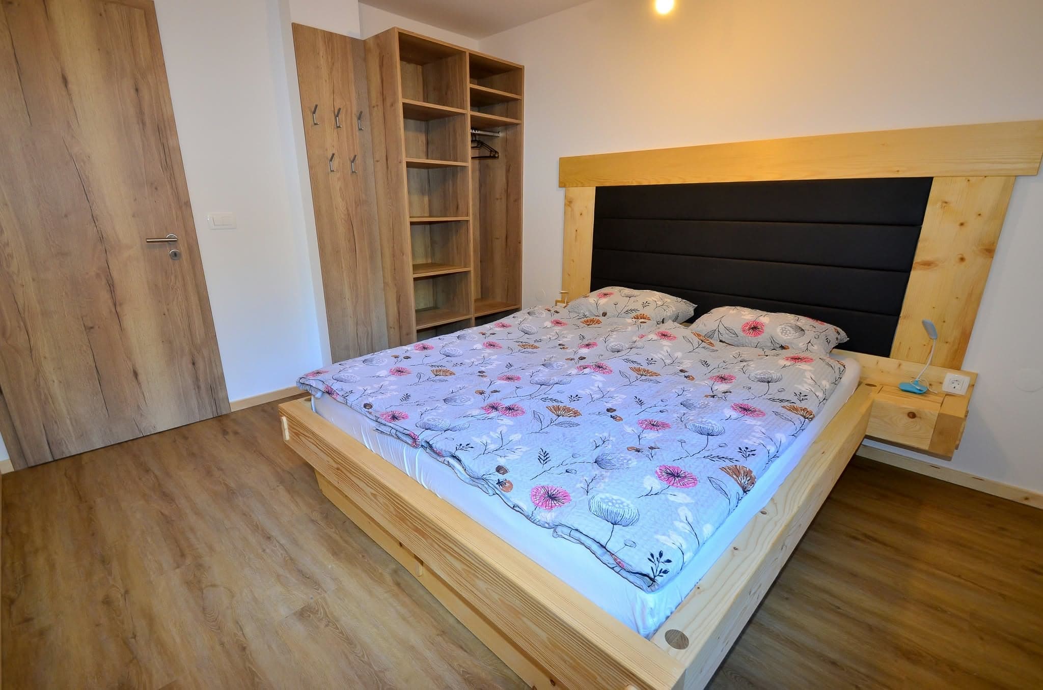 Apartma 1: Spalnica z leseno zakonsko posteljo