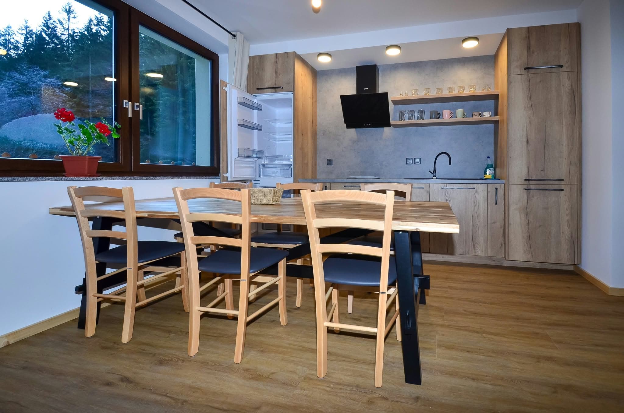 Apartma 2: Jedilni kot z leseno mizo in kuhinja