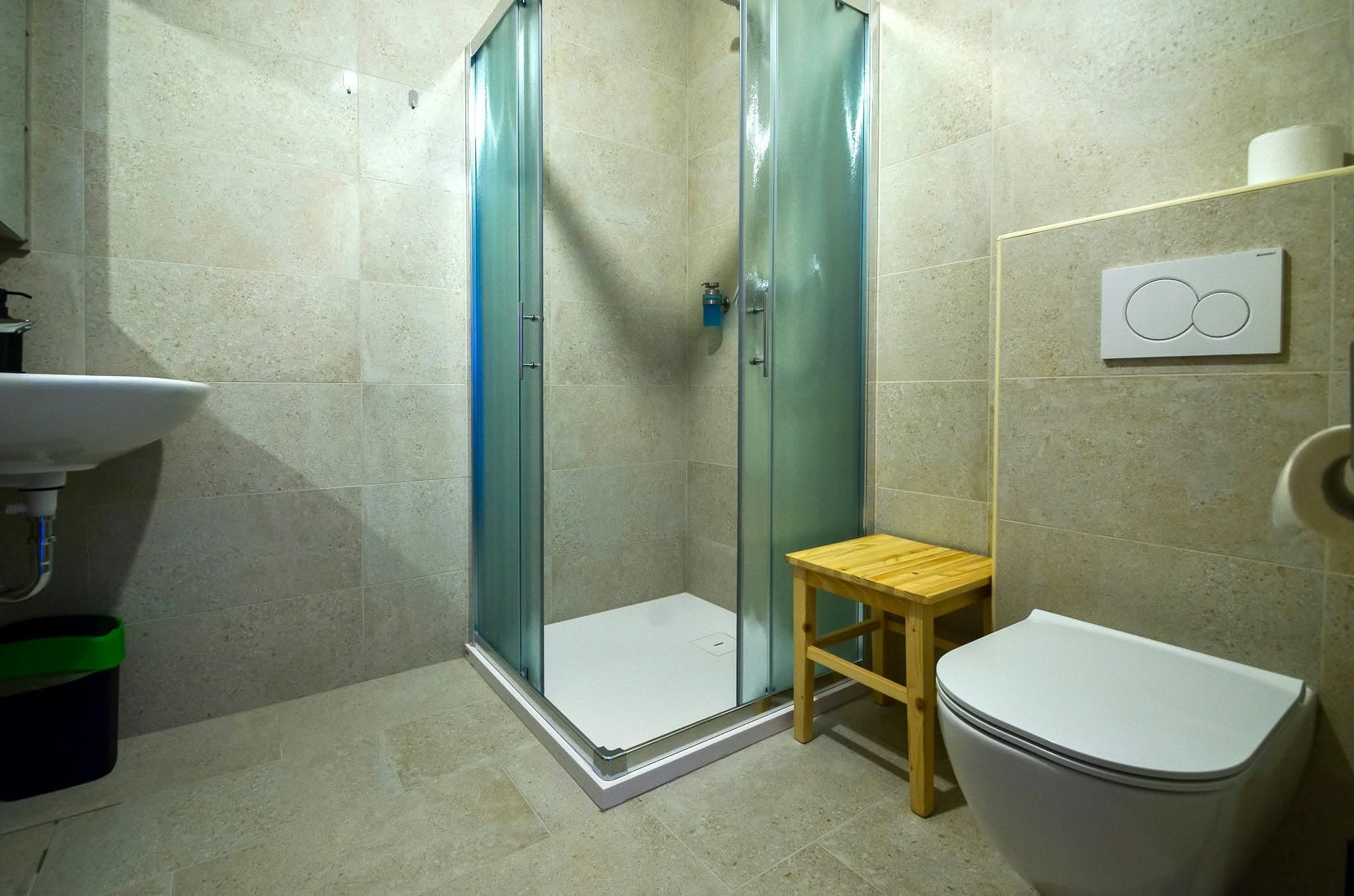 Apartma 2: Kopalnica s tušem