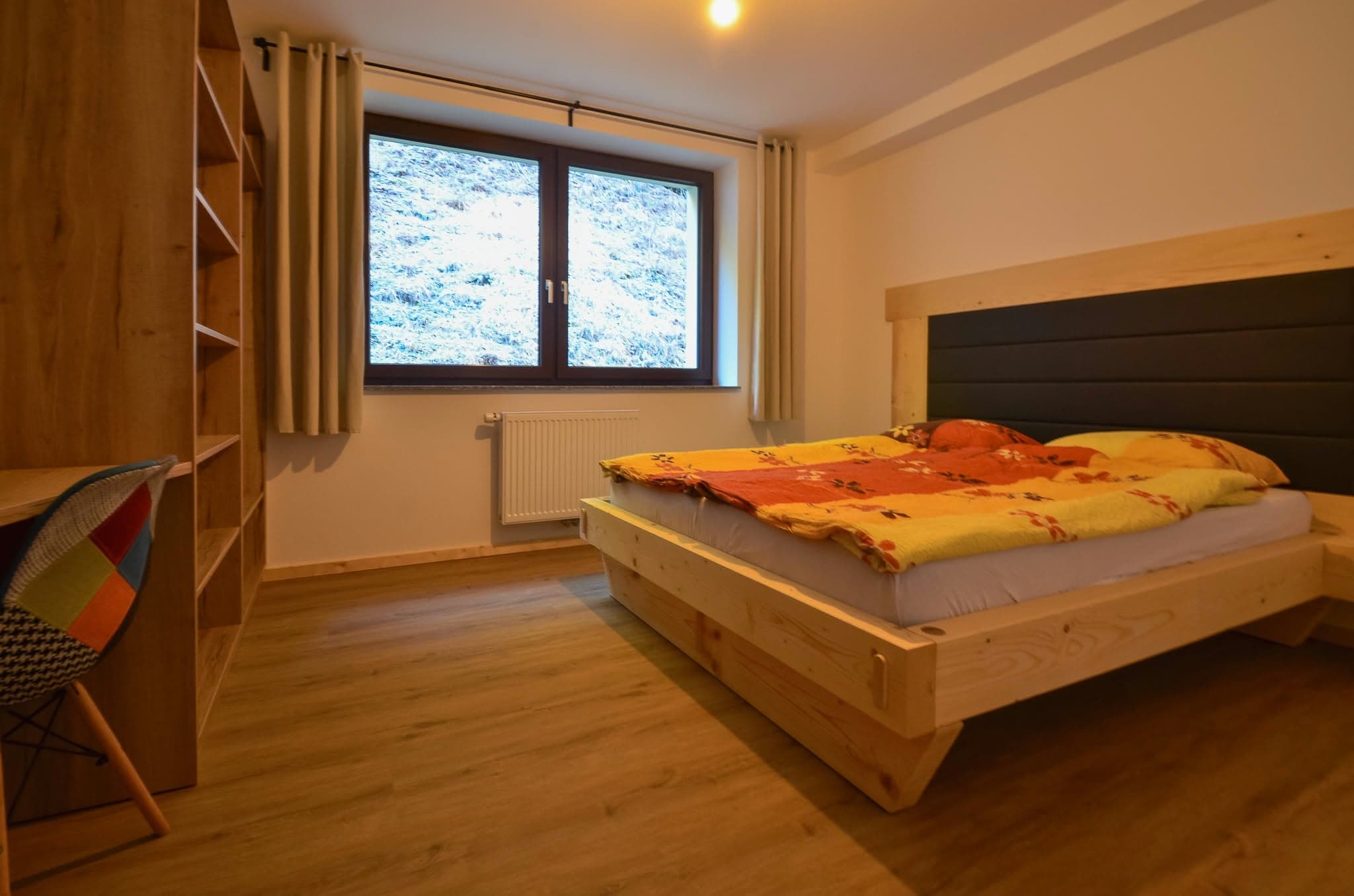 Apartma 2: Spalnica z leseno posteljo