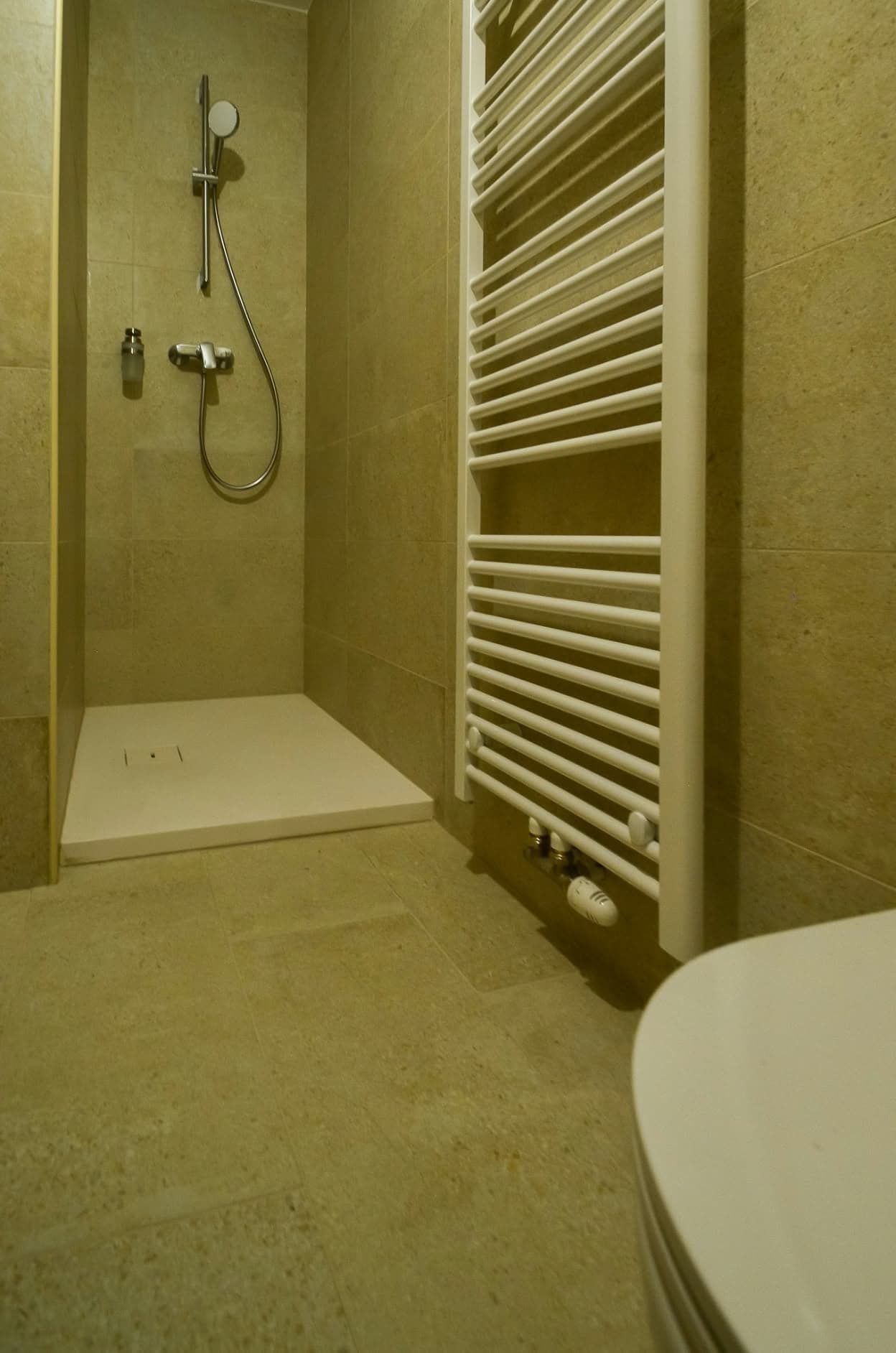 Apartma 3: Tuš v kopalnici