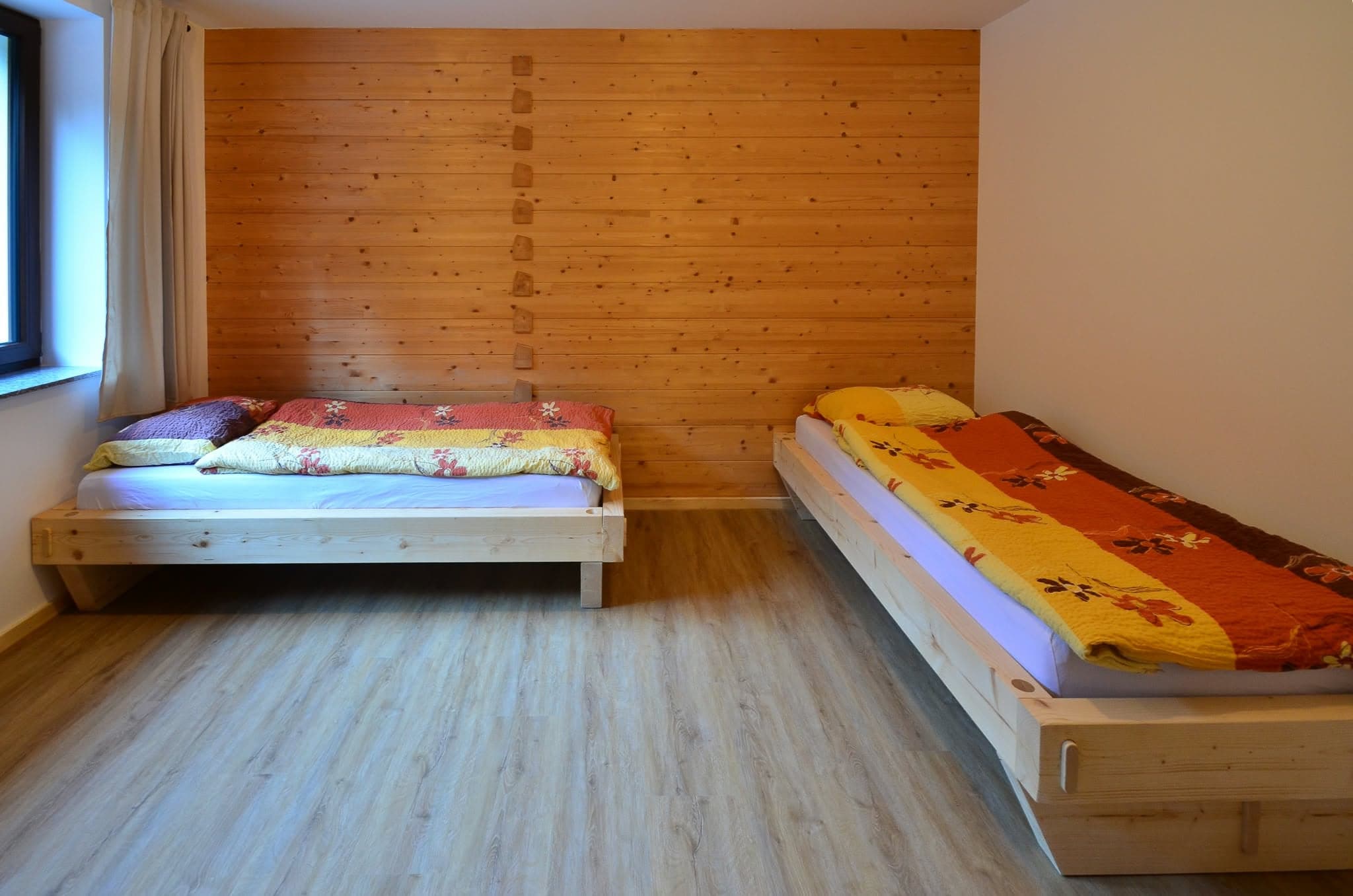 Apartma 3: Soba z lesenimi stenami in dvema posteljama