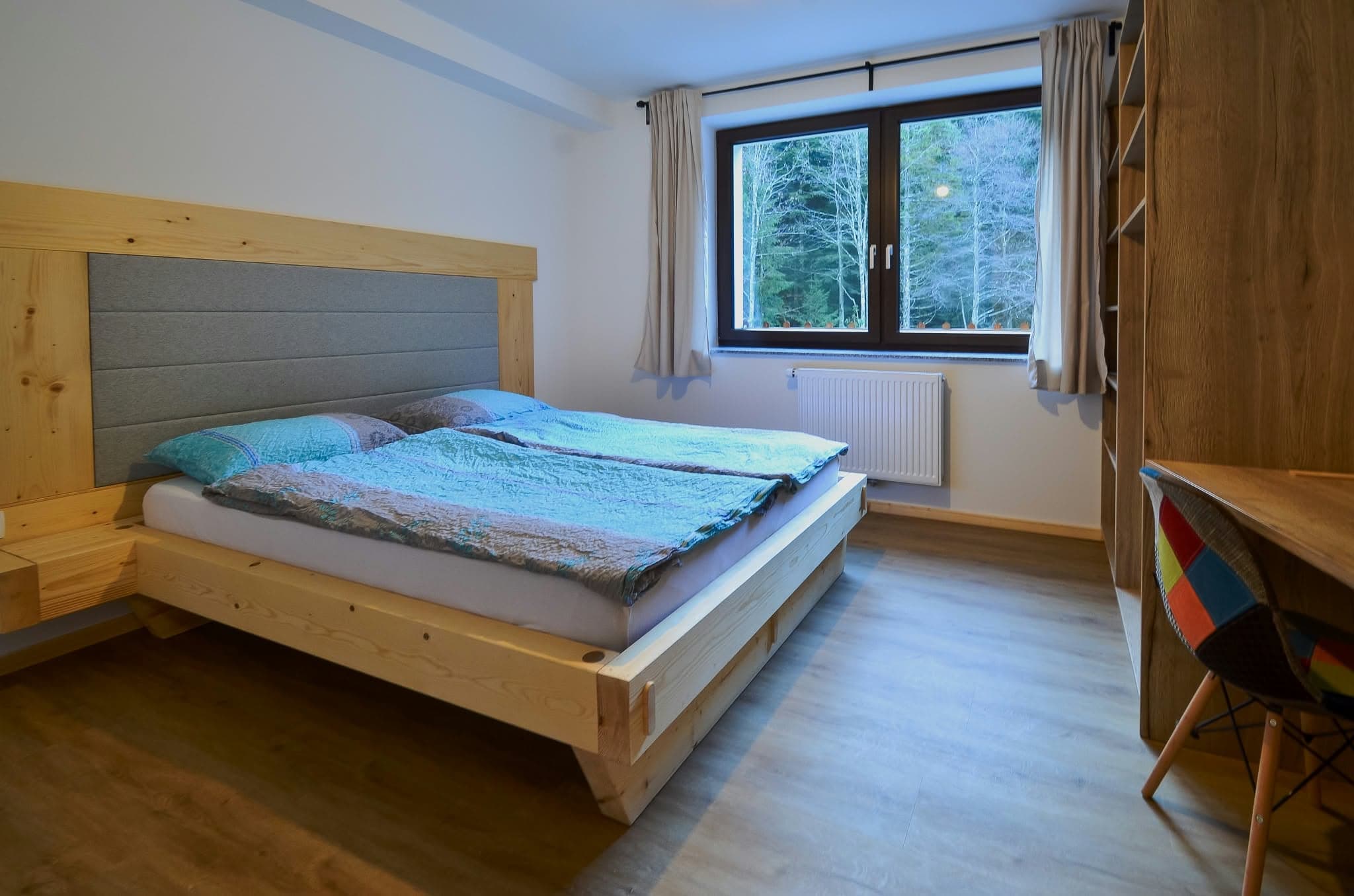 Apartma 3: Spalnica z zakonsko posteljo ob oknu