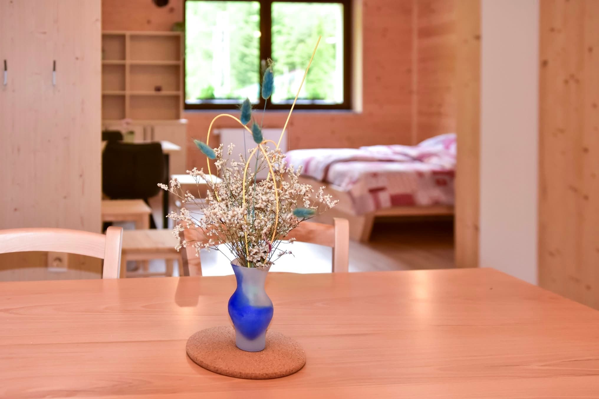 Apartma 4: Detajl mize s cvetjem