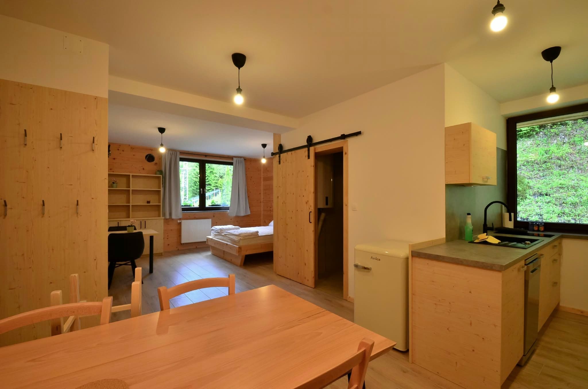Apartma 4: Kuhinjski kot in jedilna miza