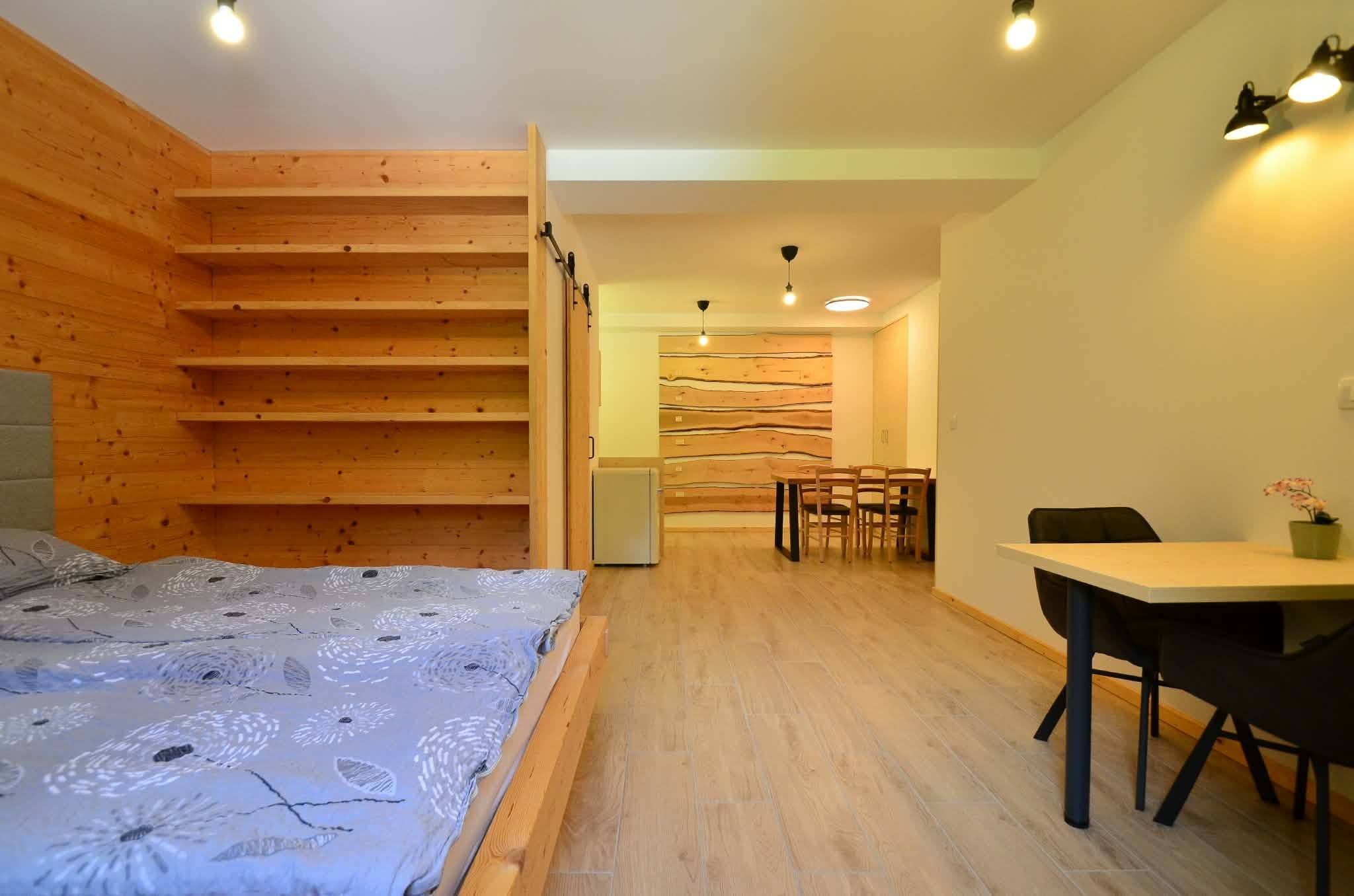 Apartma 4: Prostoren apartma z lesenimi policami