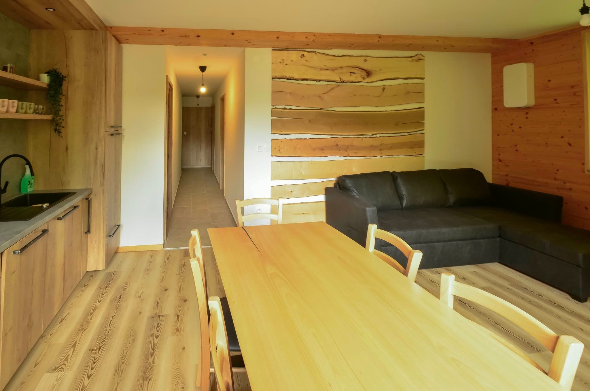 Apartma 5: Dnevni prostor z leseno jedilno mizo