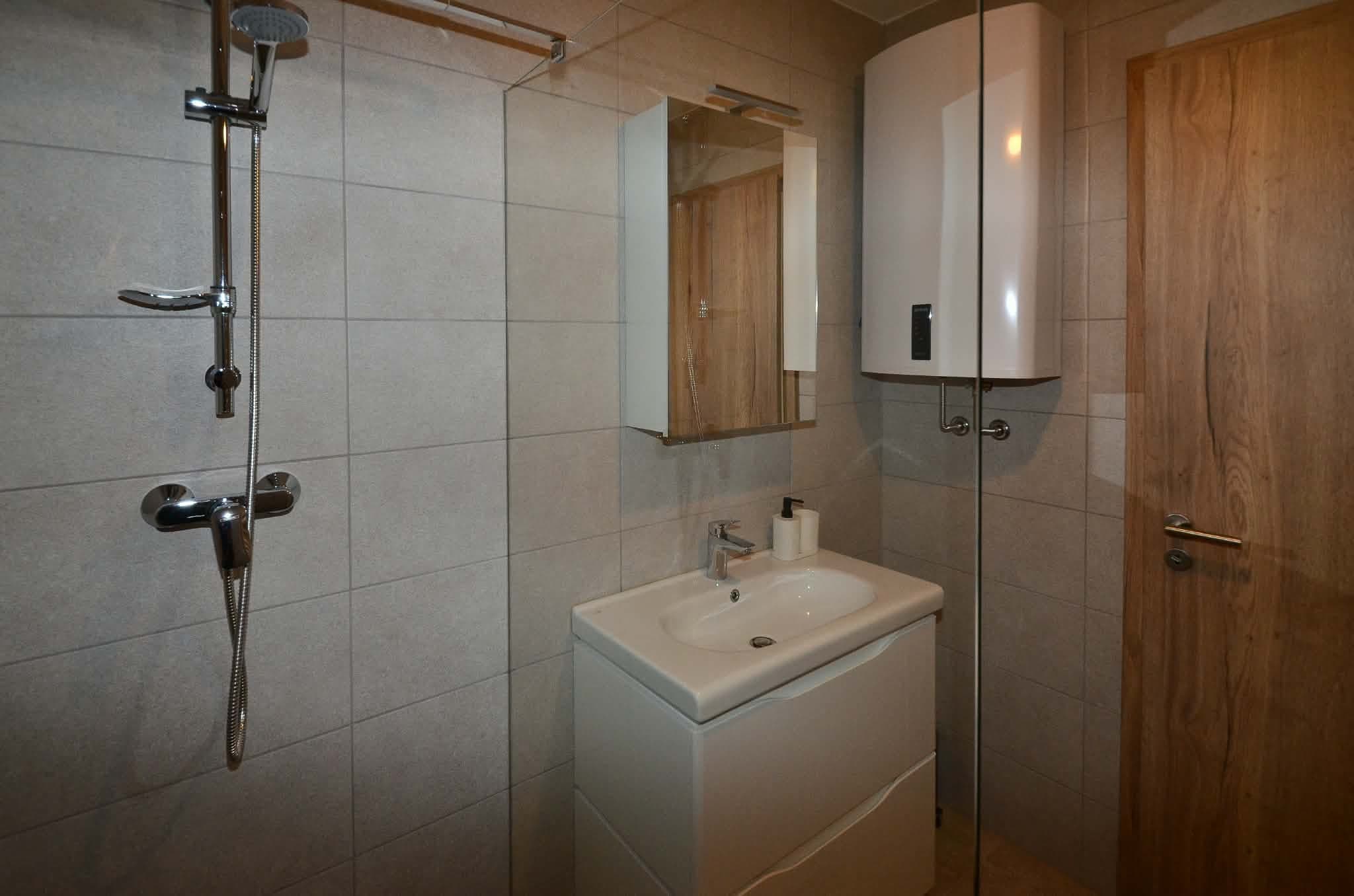 Apartma 5: Kopalnica s tušem