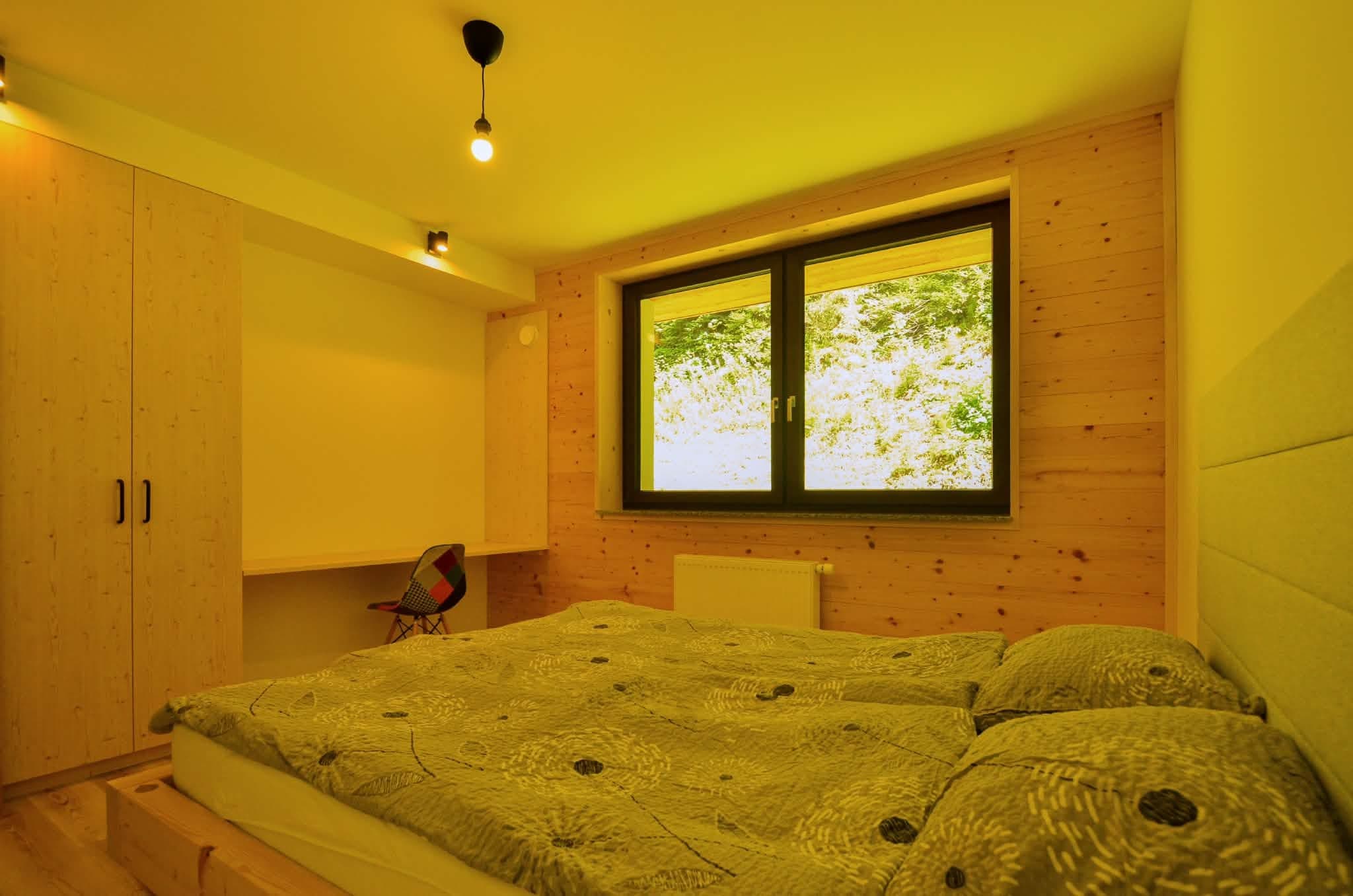 Apartma 5: Spalnica z lesenimi stenami