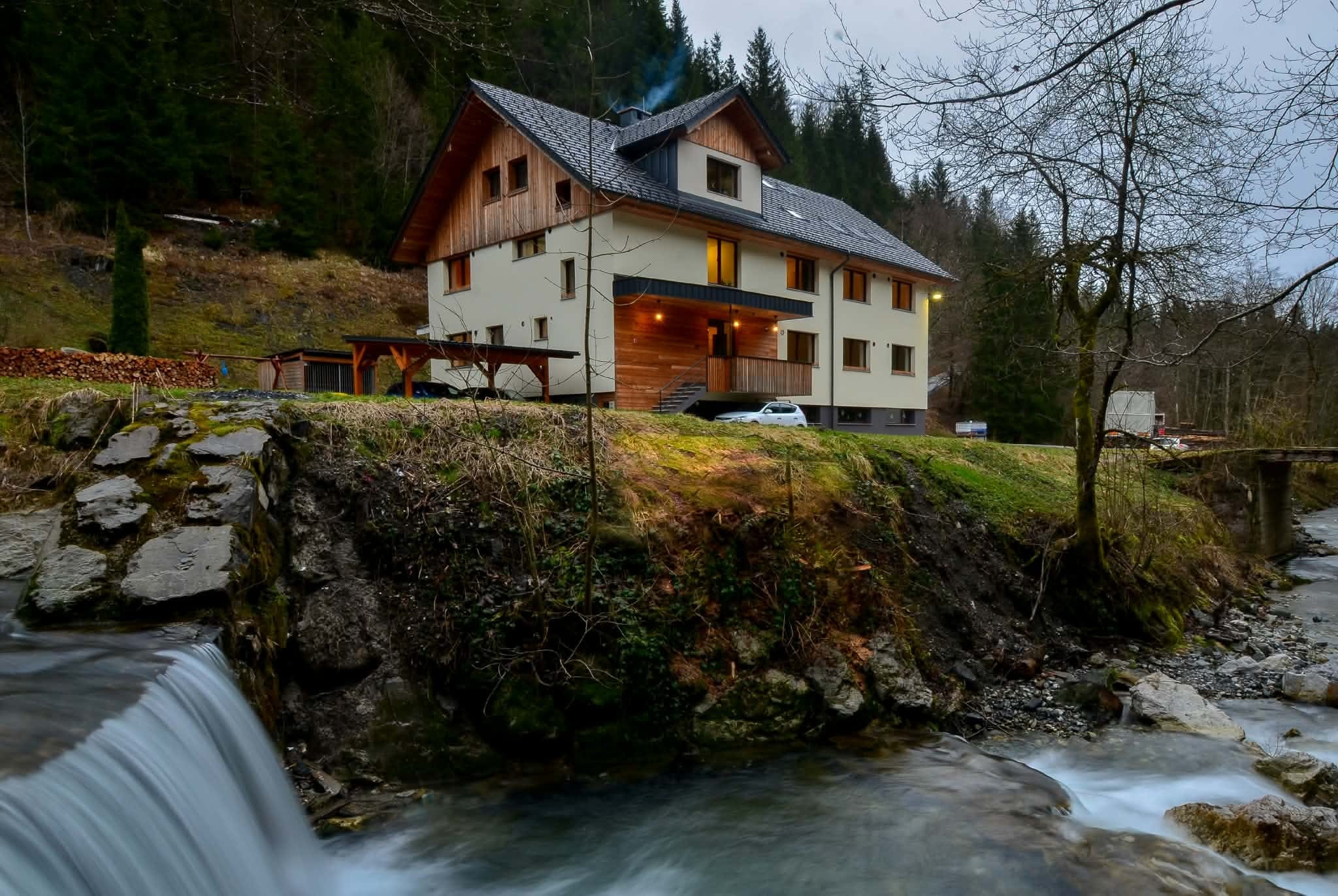 Hiša z apartmaji nad potokom in slapom v Davči